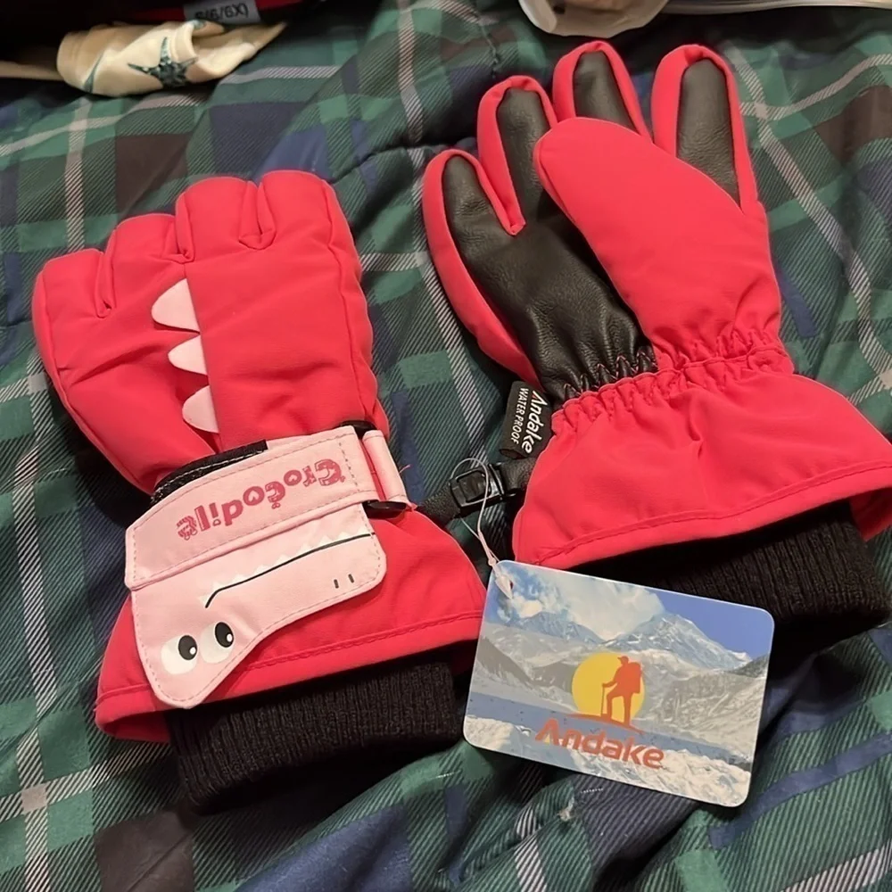 NWT waterproof gloves size 7-9 years old  CUTE